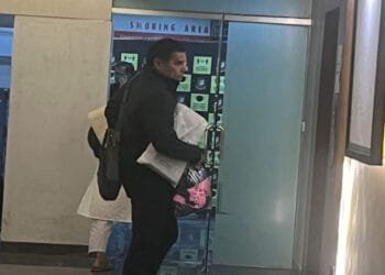 মাঠে আসেনি দ্বিতীয় ম্যাচের কোনো দল, মাঠ ছেড়েছেন ধারাভাষ্যকাররা