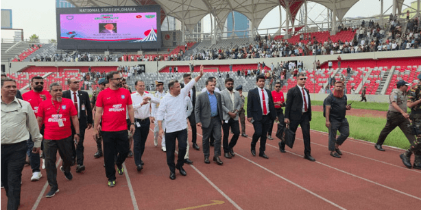 হঠাৎ করে ফুটবল মাঠে প্রধানমন্ত্রী তারকে রহমান