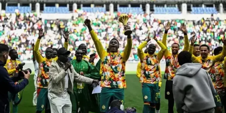 ‘কেড়ে নেওয়া’ ট্রফি নিয়েই আনন্দ-উৎসবে সাদিও মানেদের সেনেগাল