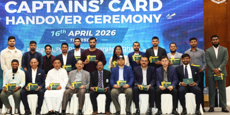 সাবেক অধিনায়কদের হাতে আজীবন মেয়াদে ‘ক্যাপ্টেনস্ কার্ড’ দিলেন তামিম