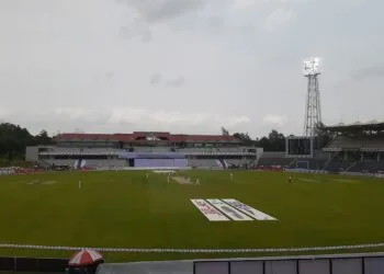 সিলেটে রোদেলা সকালে বাংলাদেশের দাপট