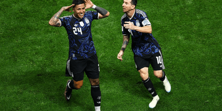 ফুটবল জাদুকরে ফাইনালে আর্জেন্টিনা