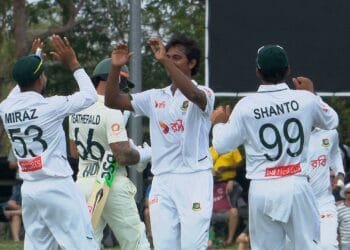 টাইগার বোলিং তোপে বিপর্যয়ে অস্ট্রেলিয়া