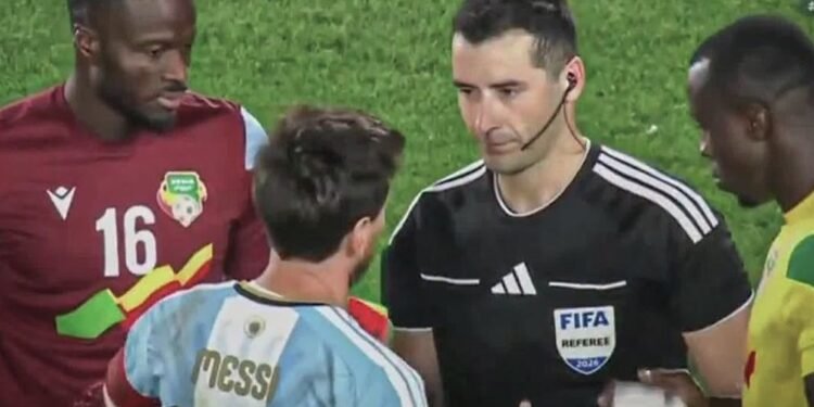 যে কারণে ম্যাচ শেষেই মেসিকে লাল ও হলুদ কার্ড দেখালেন রেফারি!